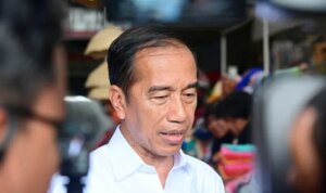 Pagi ini, Jokowi sedang menyiapkan Perpres untuk memberhentikan Mahfud Md.  sebagai Menteri Koordinator Bidang Politik, Hukum, dan Keamanan